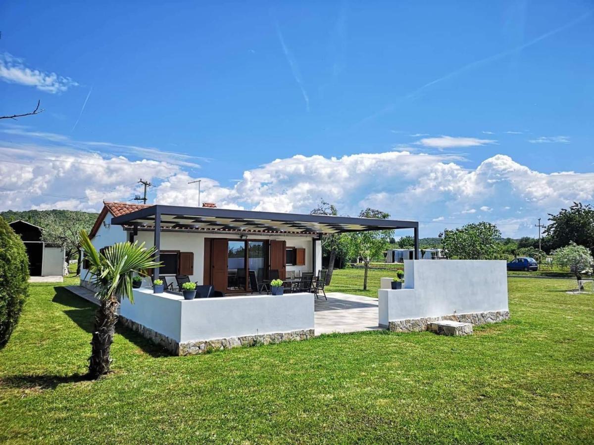 Villa Leo Ровин Екстериор снимка